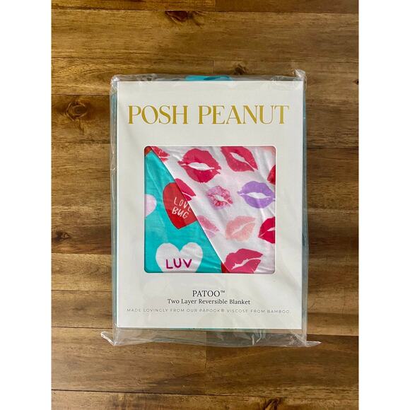 NIB Posh Peanut Blue White Heart Lips Lola & Valerie Valentines Patoo Blanket - Picture 2 of 6